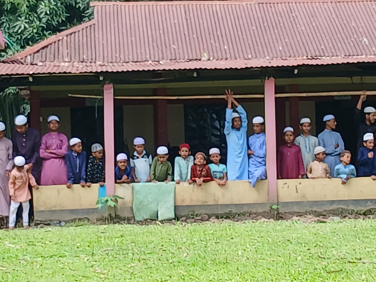 মাদ্রাসার শিক্ষার্থীরা