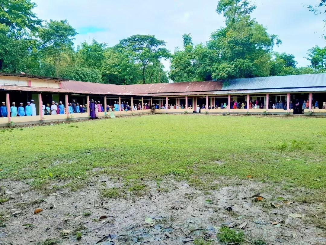 মাদ্রাসার ছাত্ররা প্রাঙ্গণে